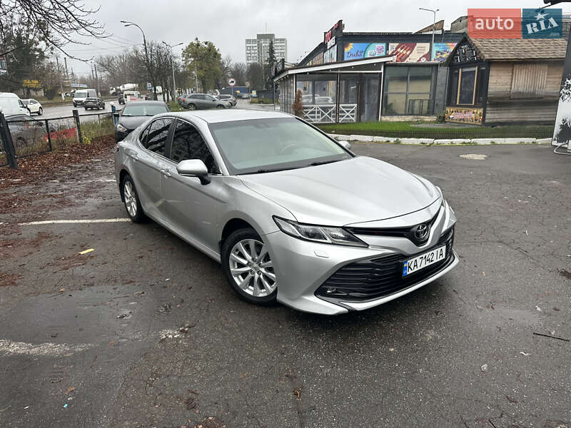 Седан Toyota Camry 2018 в Киеве