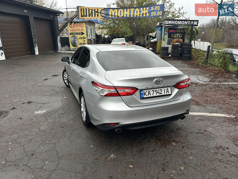 Седан Toyota Camry 2018 в Киеве