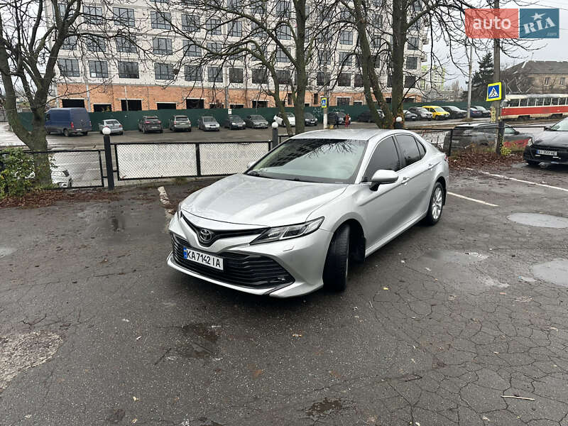 Седан Toyota Camry 2018 в Киеве