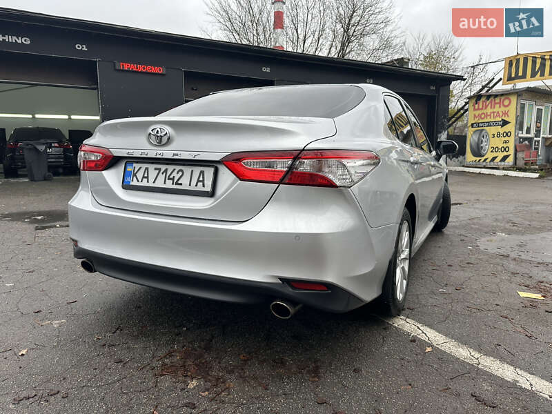 Седан Toyota Camry 2018 в Киеве
