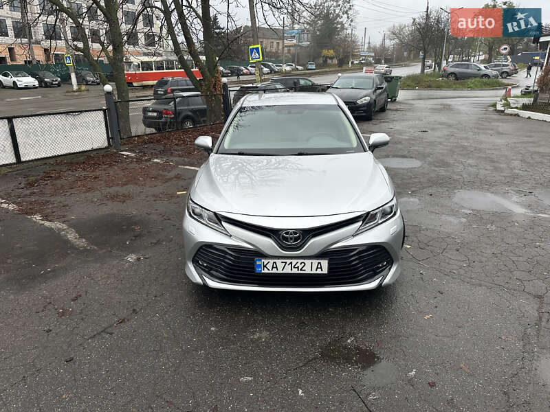 Седан Toyota Camry 2018 в Киеве