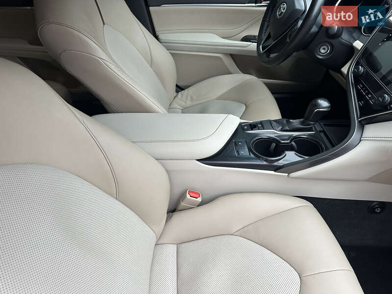 Седан Toyota Camry 2018 в Киеве