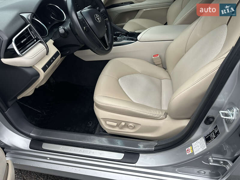 Седан Toyota Camry 2018 в Киеве