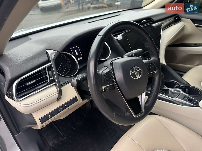 Седан Toyota Camry 2018 в Киеве