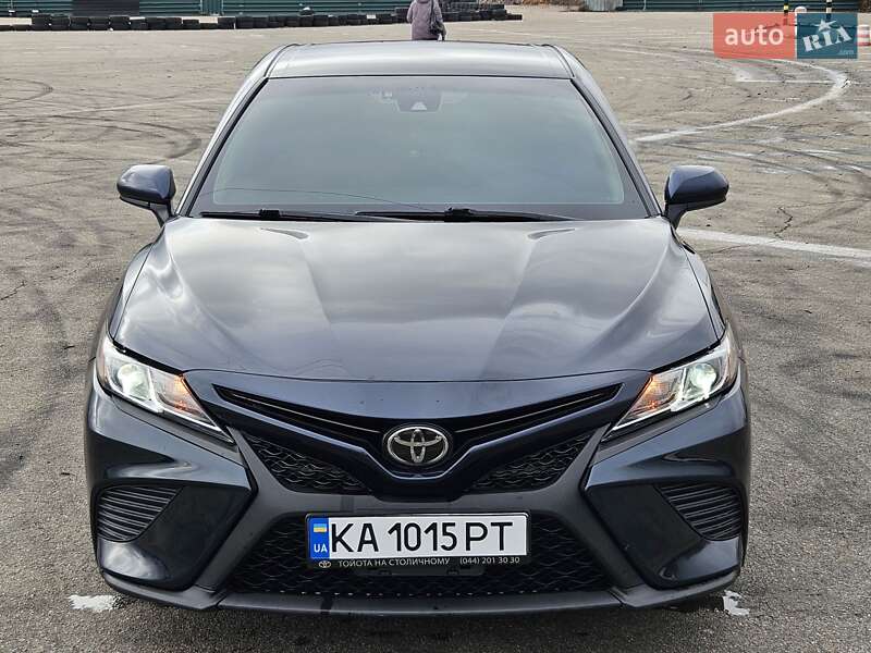 Седан Toyota Camry 2018 в Києві