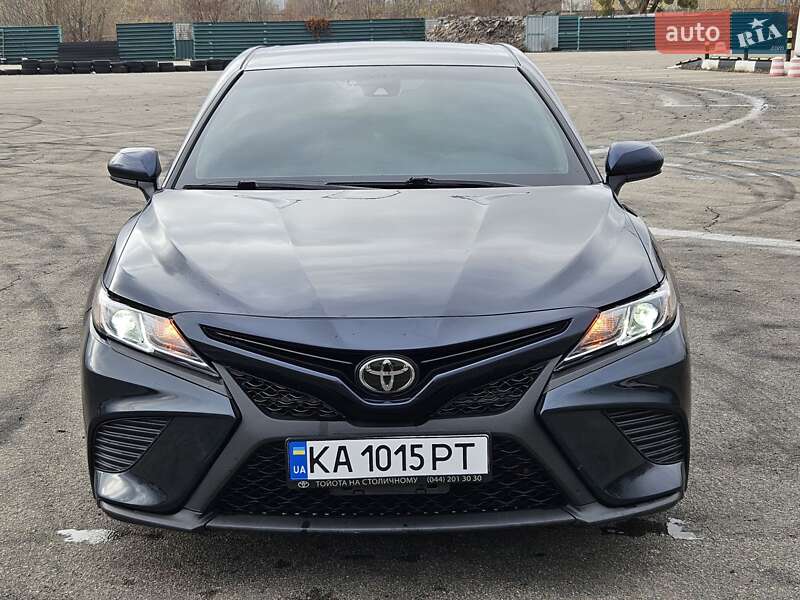 Седан Toyota Camry 2018 в Києві