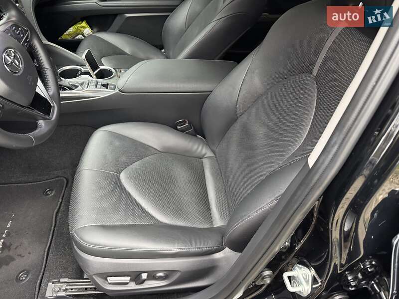 Седан Toyota Camry 2023 в Києві