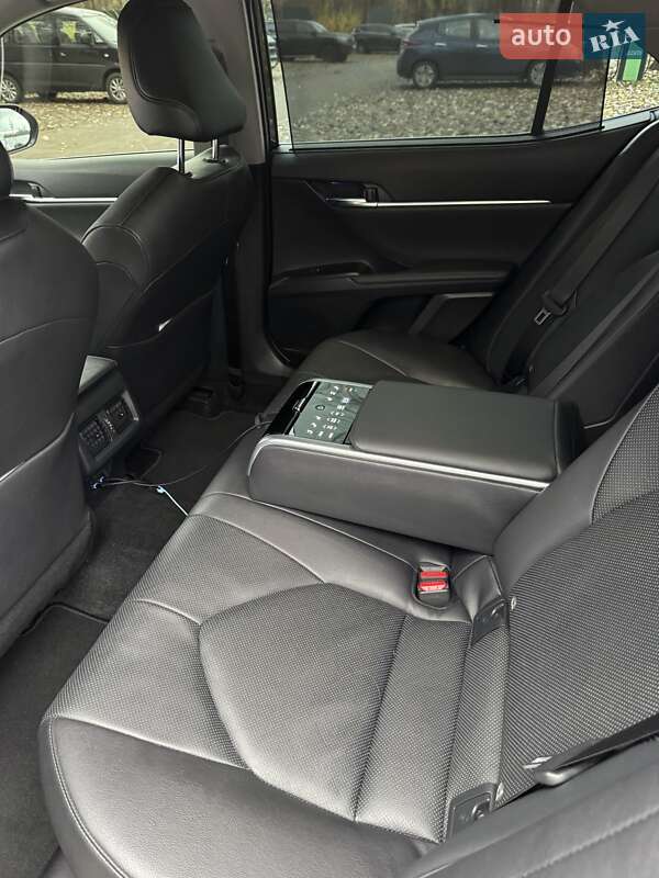 Седан Toyota Camry 2023 в Києві