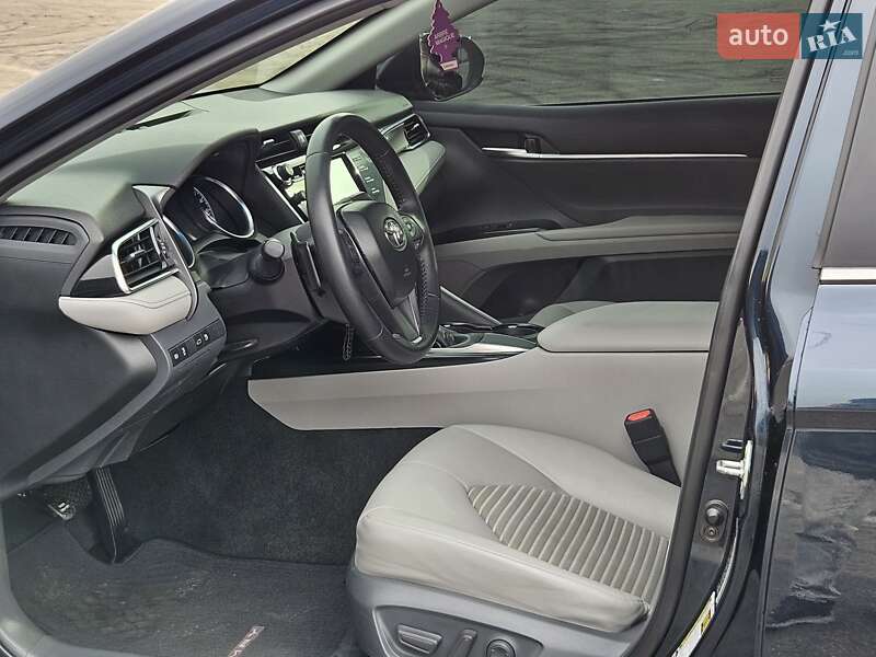 Седан Toyota Camry 2018 в Києві