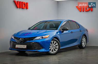 Седан Toyota Camry 2019 в Киеве