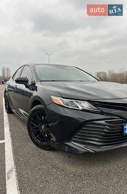 Седан Toyota Camry 2019 в Киеве