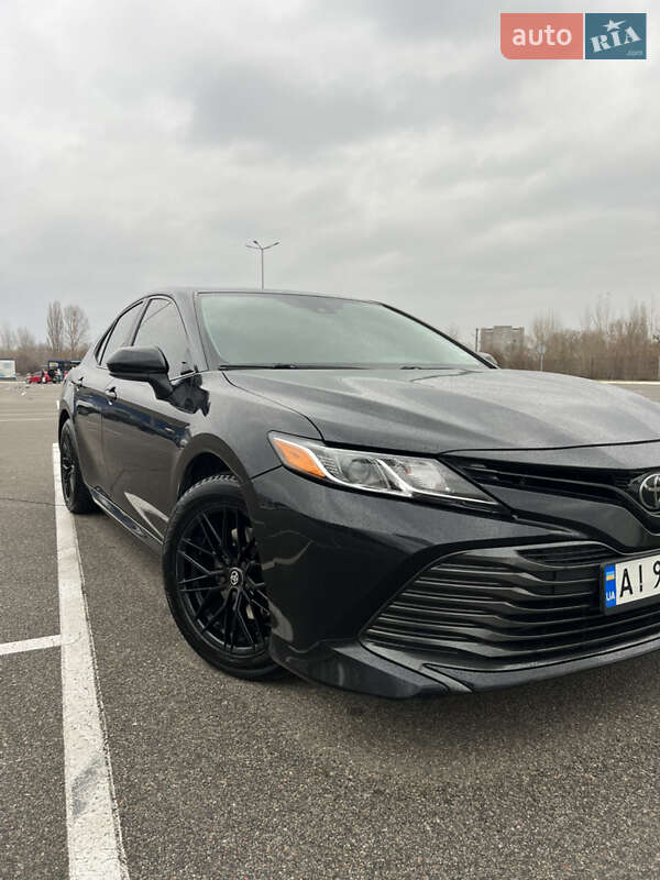 Седан Toyota Camry 2019 в Киеве