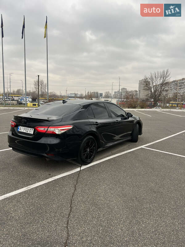 Седан Toyota Camry 2019 в Киеве