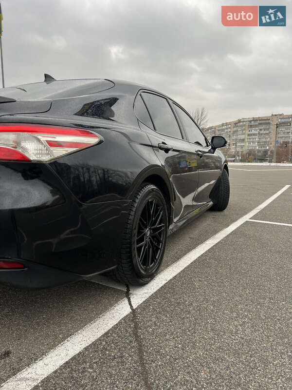 Седан Toyota Camry 2019 в Киеве