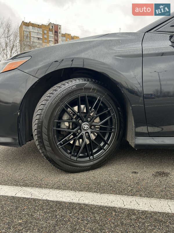 Седан Toyota Camry 2019 в Киеве