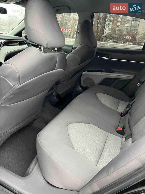 Седан Toyota Camry 2019 в Киеве