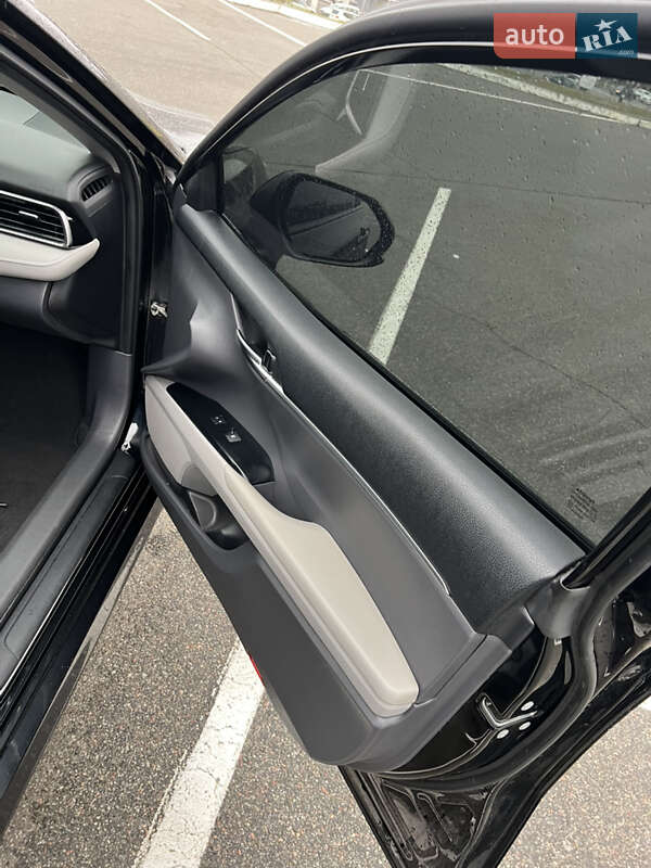 Седан Toyota Camry 2019 в Киеве