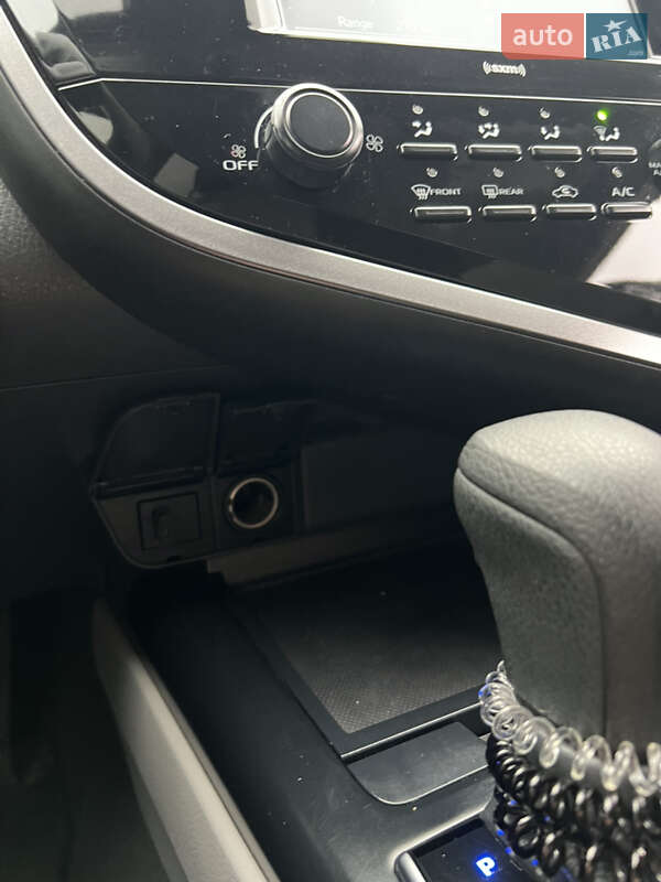 Седан Toyota Camry 2019 в Киеве