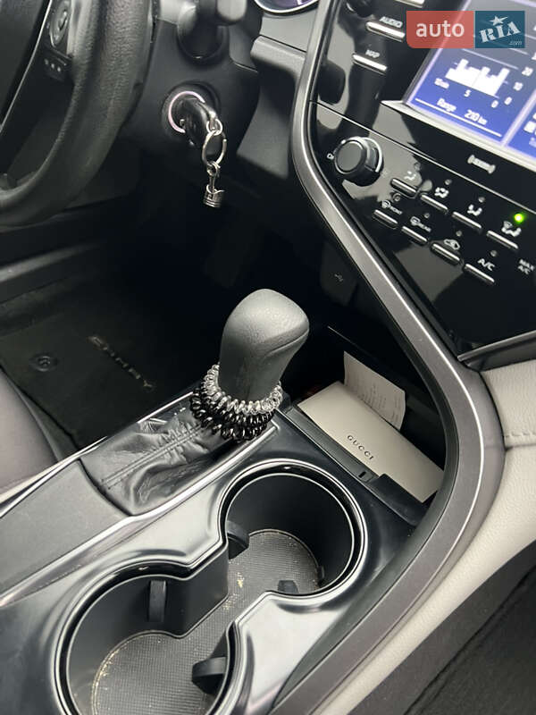 Седан Toyota Camry 2019 в Киеве