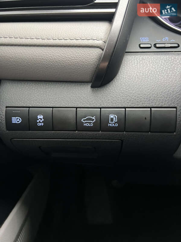 Седан Toyota Camry 2019 в Киеве