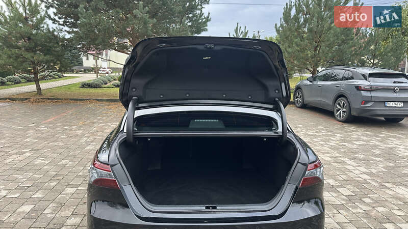 Седан Toyota Camry 2018 в Львове