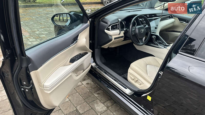 Седан Toyota Camry 2018 в Львове