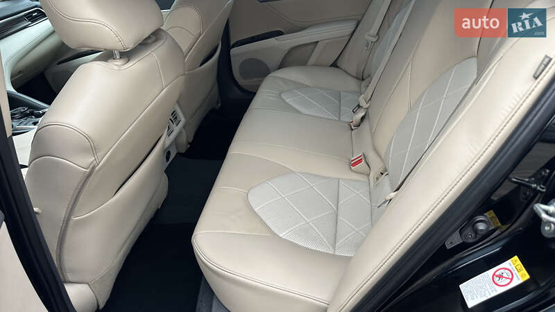 Седан Toyota Camry 2018 в Львове