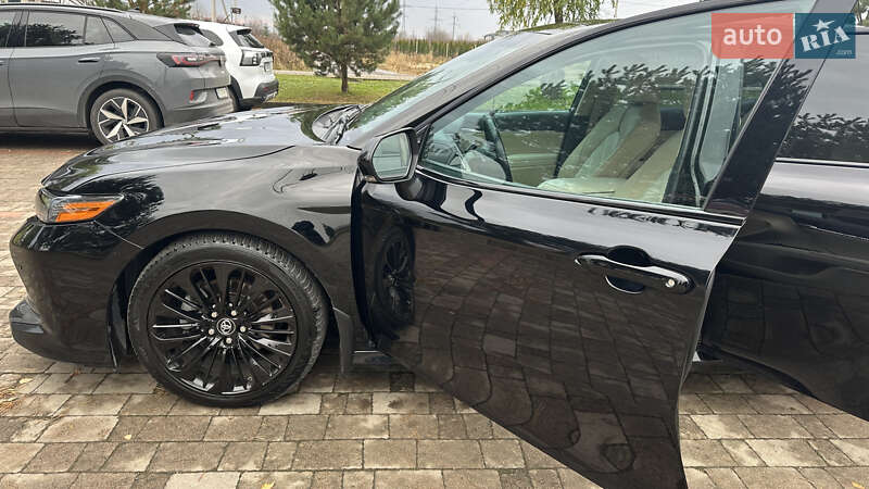 Седан Toyota Camry 2018 в Львове