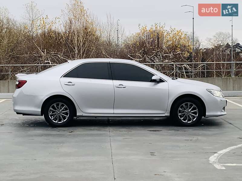 Седан Toyota Camry 2011 в Києві