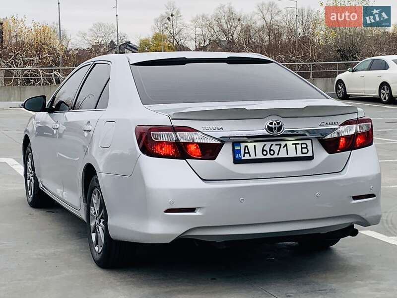 Седан Toyota Camry 2011 в Києві