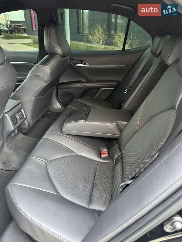 Седан Toyota Camry 2021 в Киеве