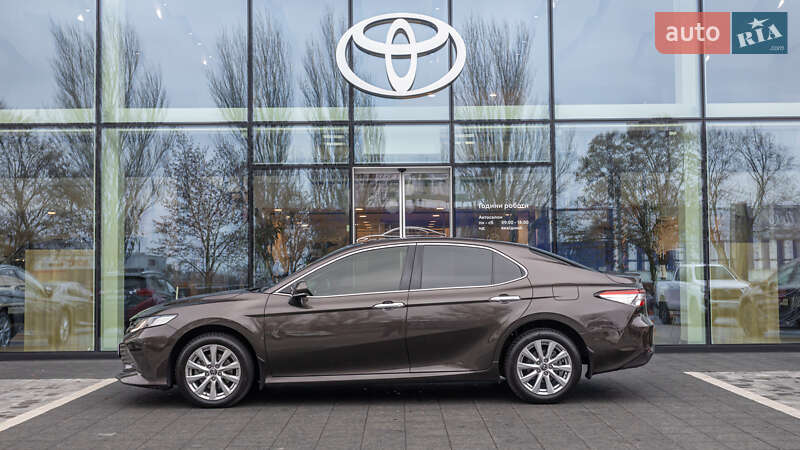 Седан Toyota Camry 2018 в Днепре