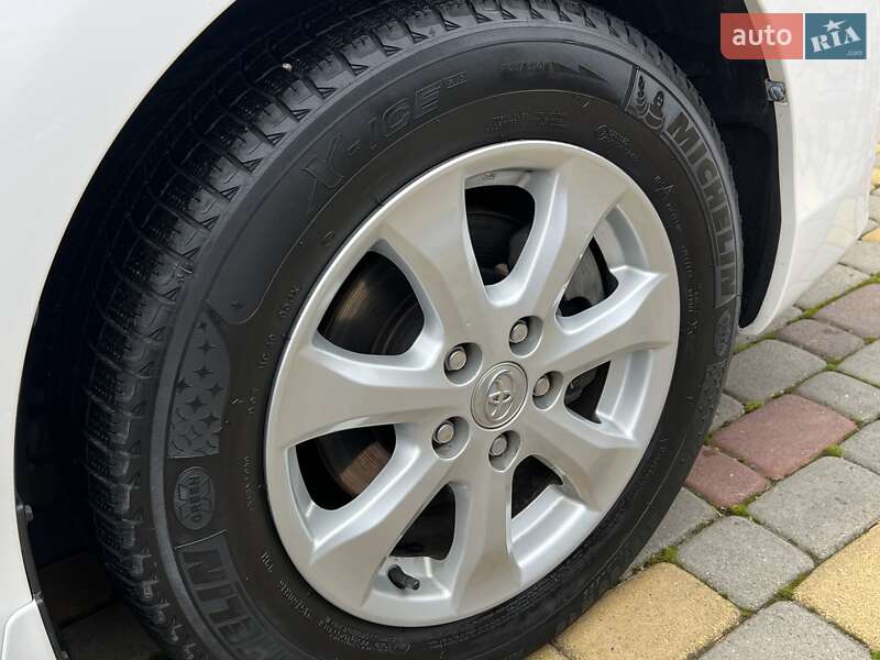 Седан Toyota Camry 2011 в Івано-Франківську