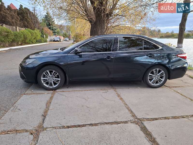 Седан Toyota Camry 2016 в Киеве