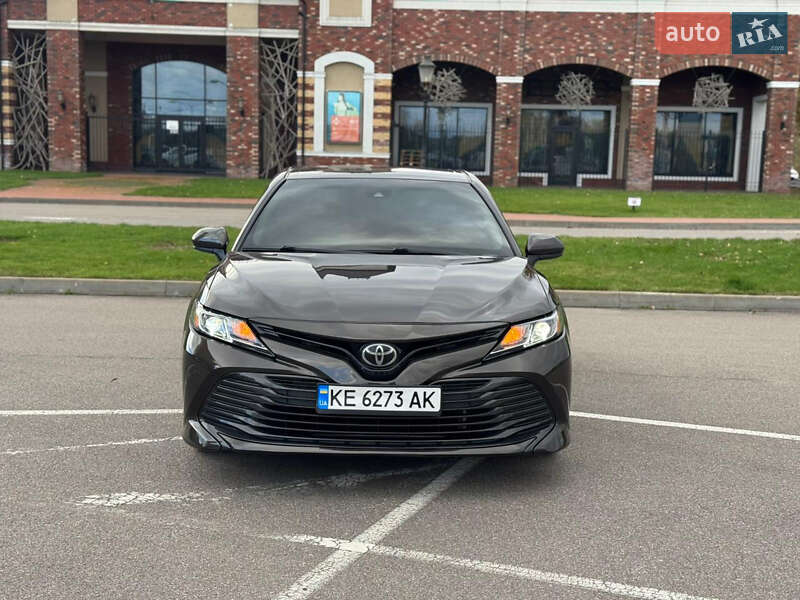 Седан Toyota Camry 2018 в Киеве