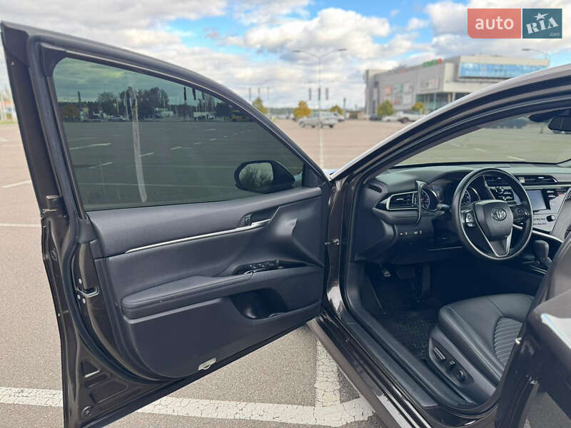 Седан Toyota Camry 2018 в Киеве