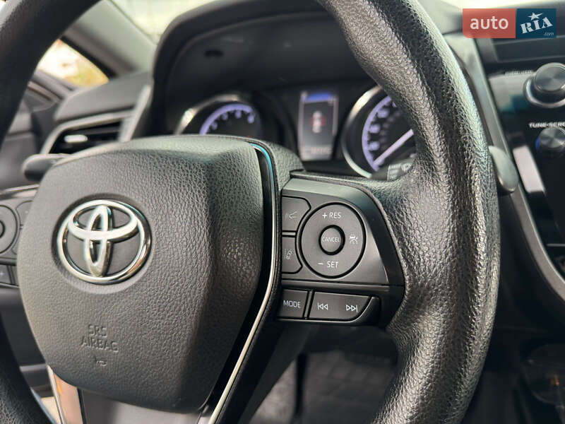 Седан Toyota Camry 2018 в Киеве