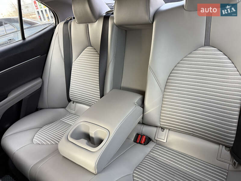 Седан Toyota Camry 2017 в Дніпрі