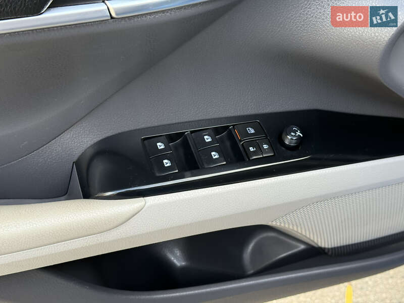 Седан Toyota Camry 2017 в Дніпрі