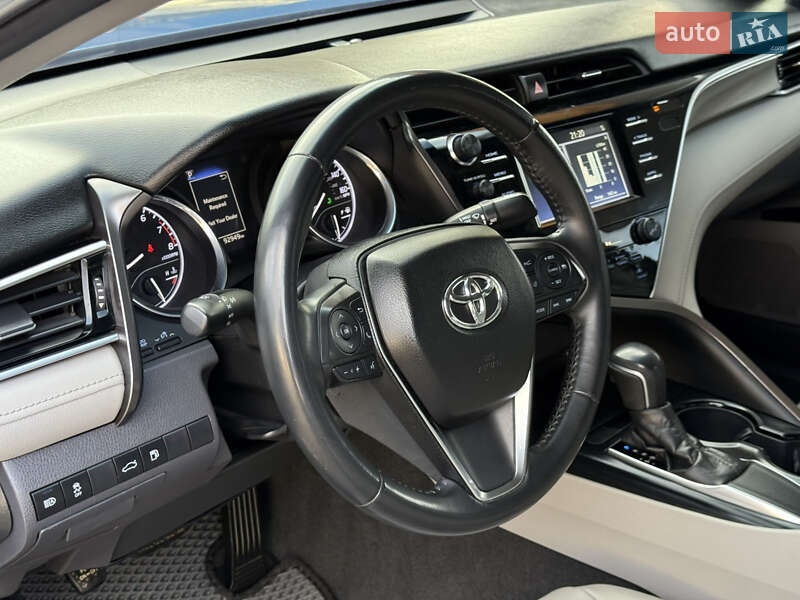 Седан Toyota Camry 2017 в Дніпрі
