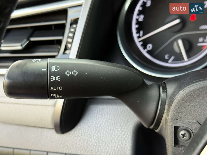 Седан Toyota Camry 2017 в Дніпрі