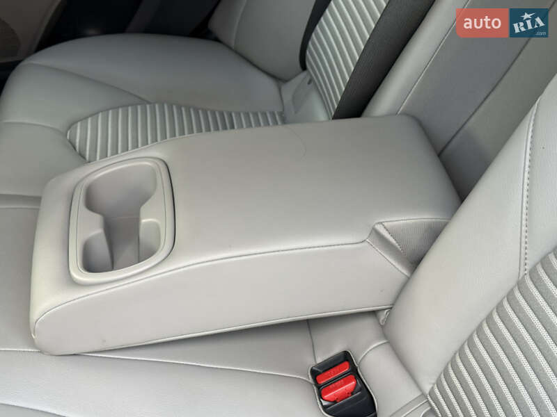 Седан Toyota Camry 2017 в Дніпрі