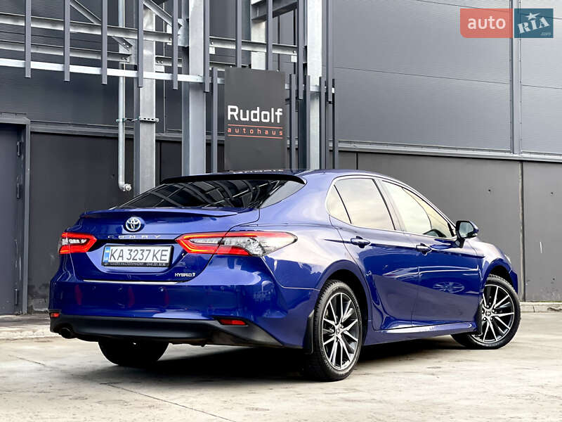 Седан Toyota Camry 2021 в Киеве