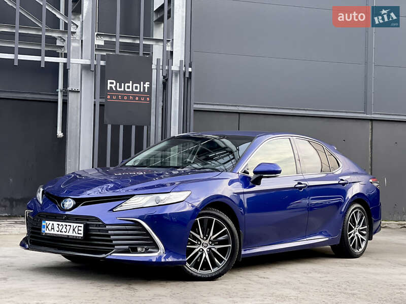 Седан Toyota Camry 2021 в Киеве