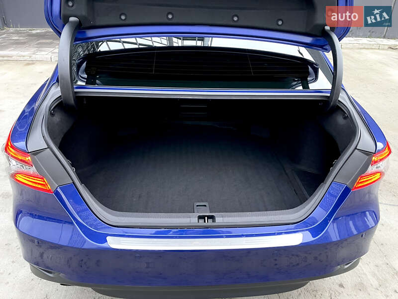 Седан Toyota Camry 2021 в Киеве