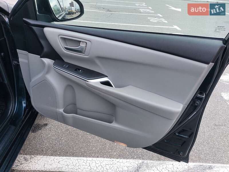 Седан Toyota Camry 2015 в Киеве