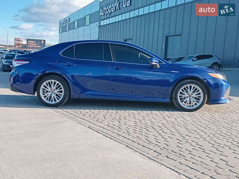 Седан Toyota Camry 2018 в Львове