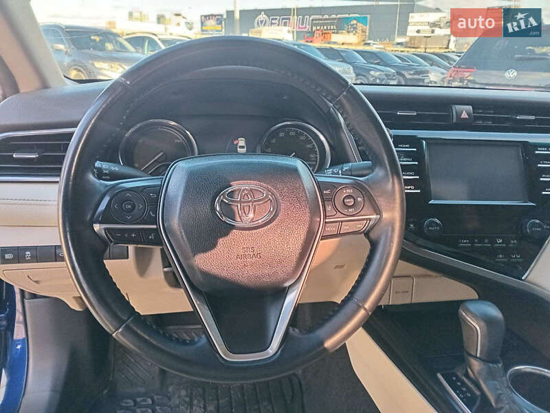 Седан Toyota Camry 2018 в Львове
