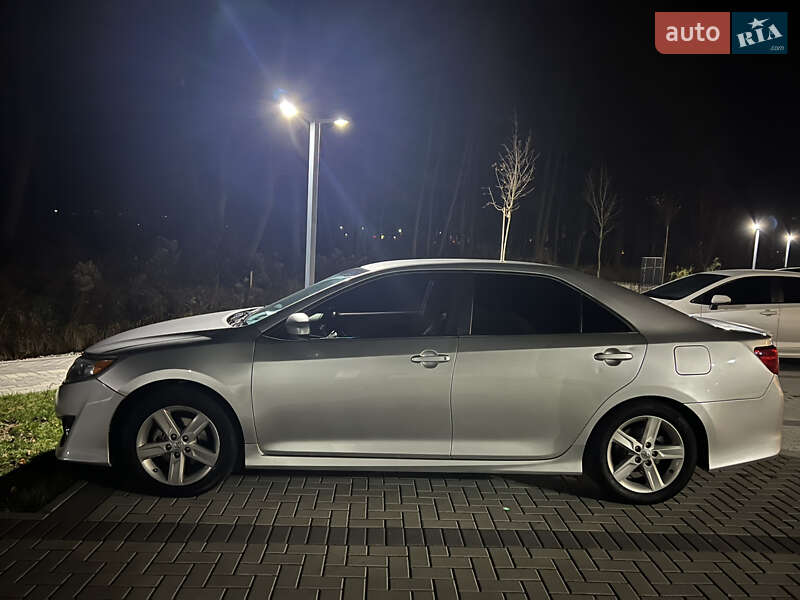 Седан Toyota Camry 2013 в Киеве