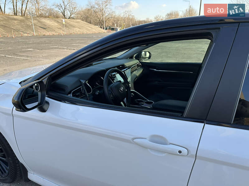 Седан Toyota Camry 2020 в Киеве